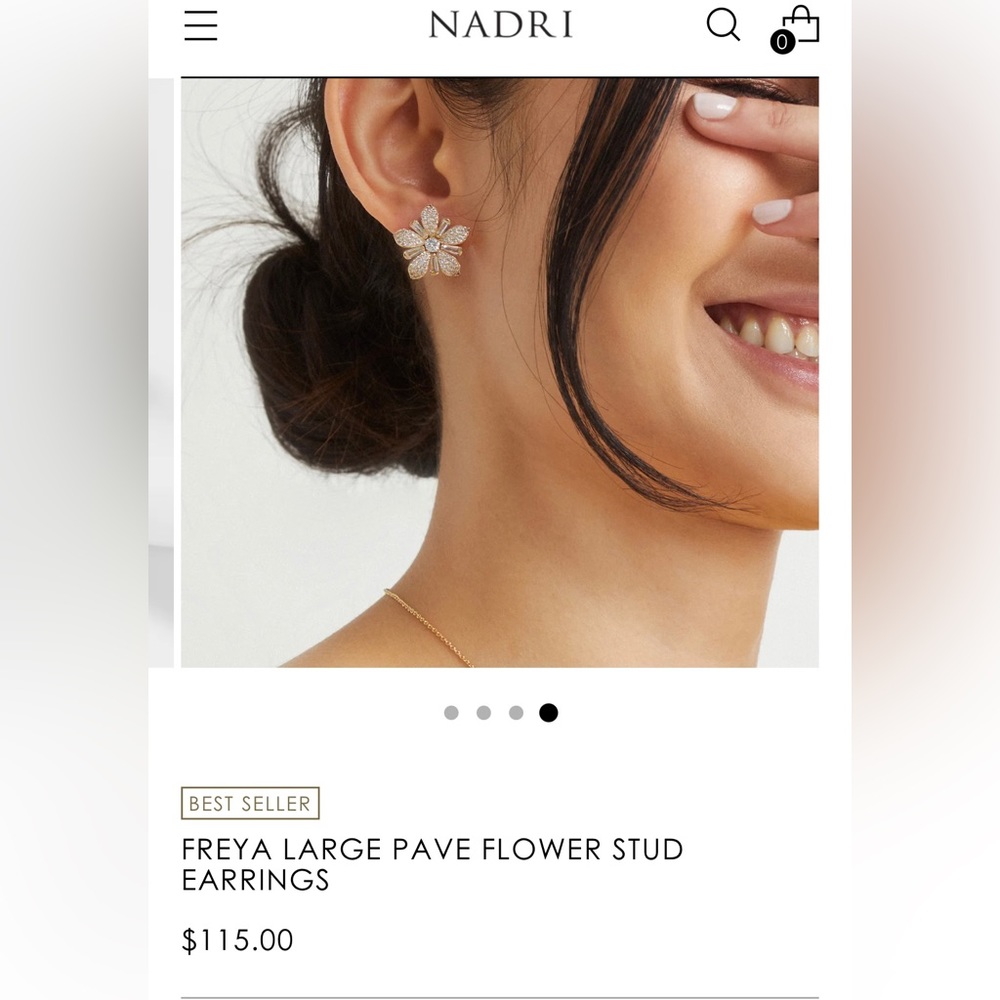 Flower stud earrings
